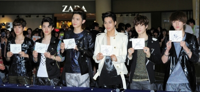 Click to view full size image
==============
fanmeet_281029.jpg fanmeet_281029.jpg