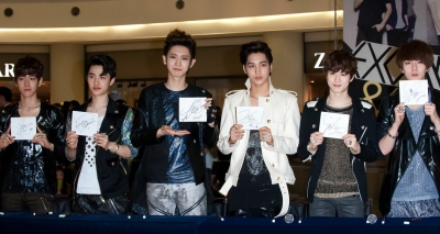 Click to view full size image
==============
fanmeet_28529.jpg fanmeet_28529.jpg