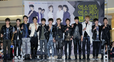 Click to view full size image
==============
fanmeet_28829.jpg fanmeet_28829.jpg