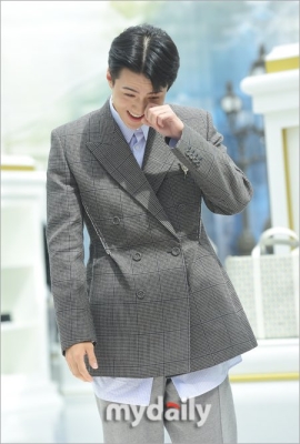 sehun_at_dior_281029.jpg