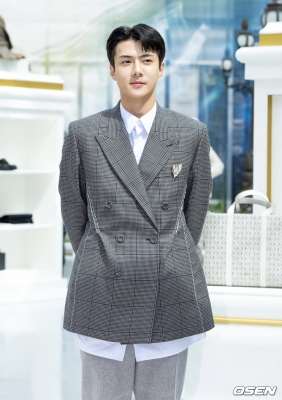 sehun_at_dior_281229.jpg